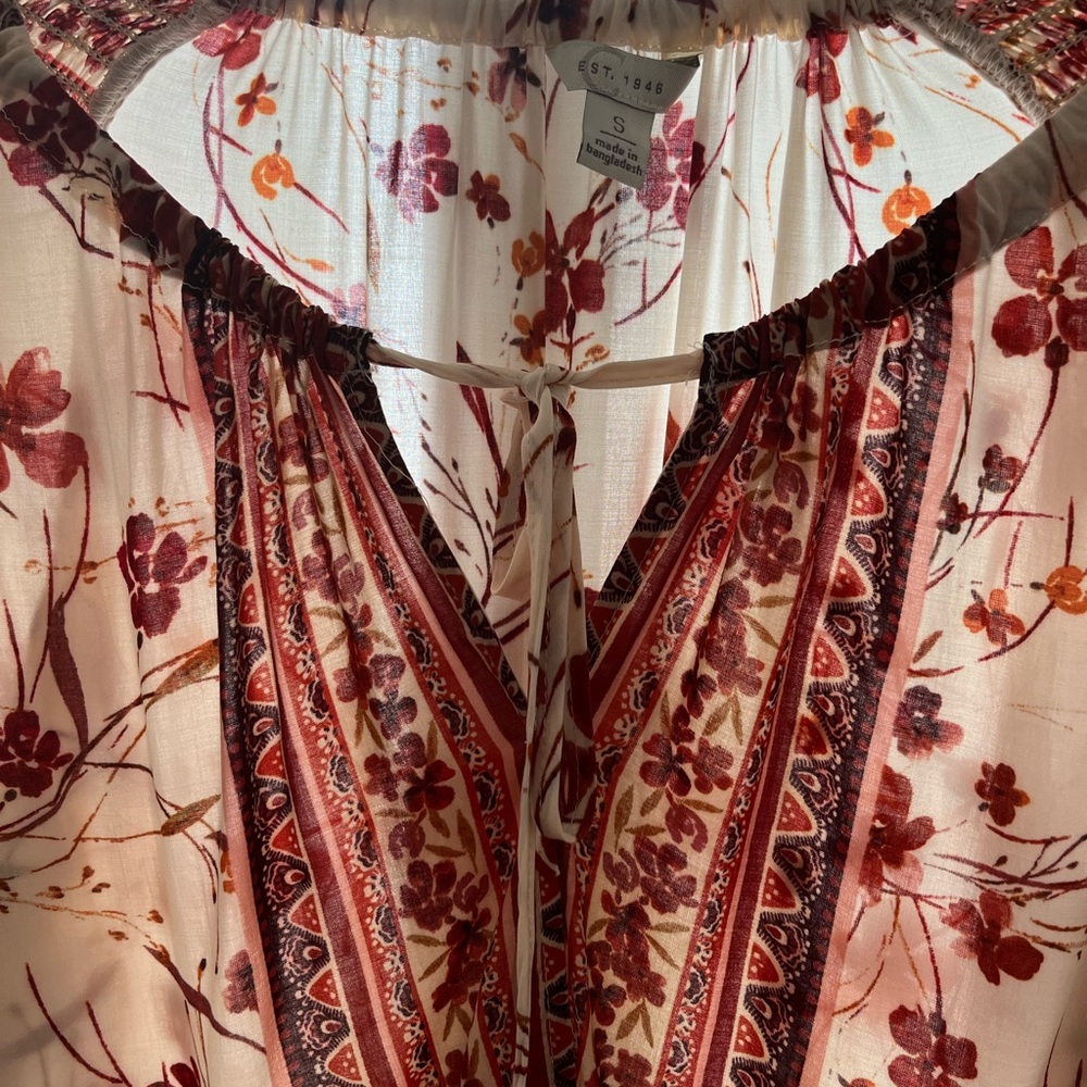 Women’s Small Blouse. Never worn. Elastic hem.